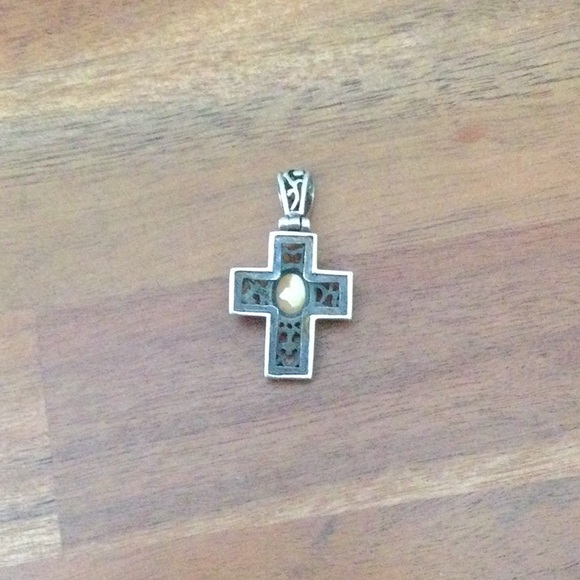A Beautiful Pendant. Silver in color (heavy  antique silver colored metal). - Picture 3 of 5